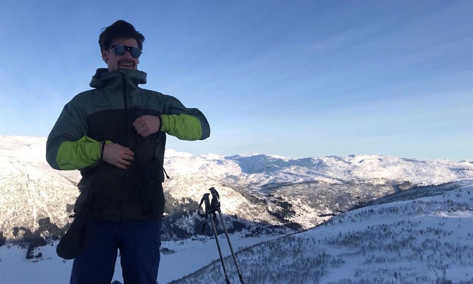 Jochem in the mountians skiing. 
