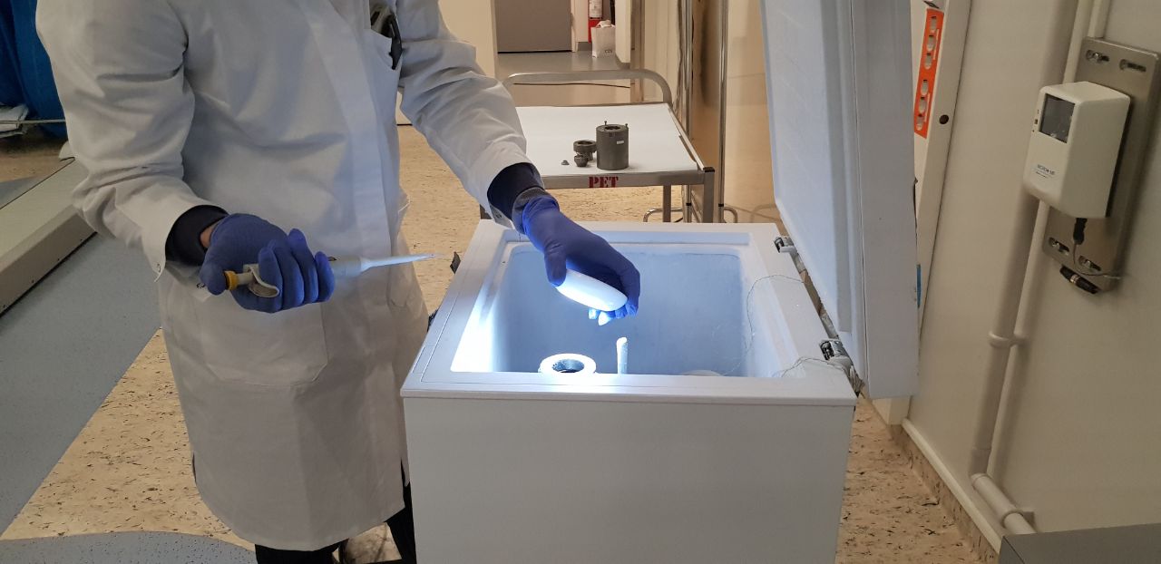 P. Struchalin inserting ice particles in the tube