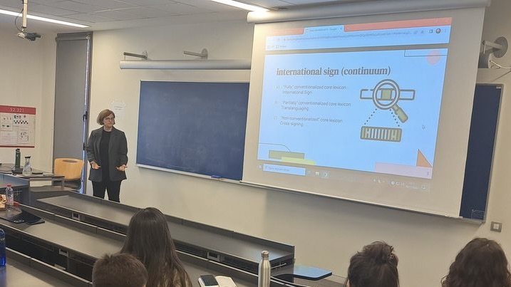 Ari Price presenterer på Pompeu Fabra Universitetet