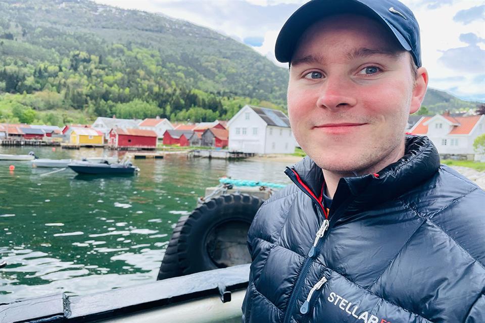 Tor-Eirik med sjøen i bakgrunnen.