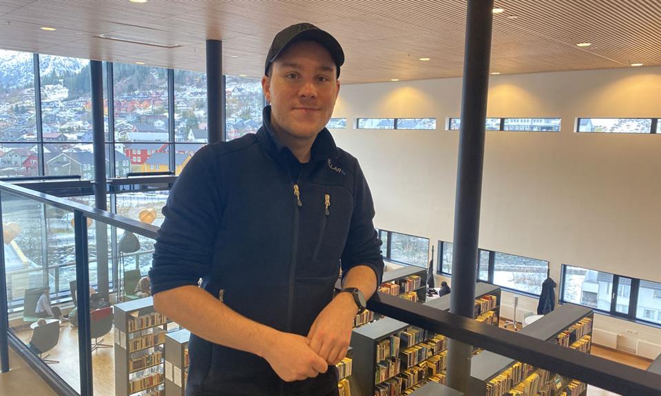 Tor-Egil ståande i messaninen på biblioteket.