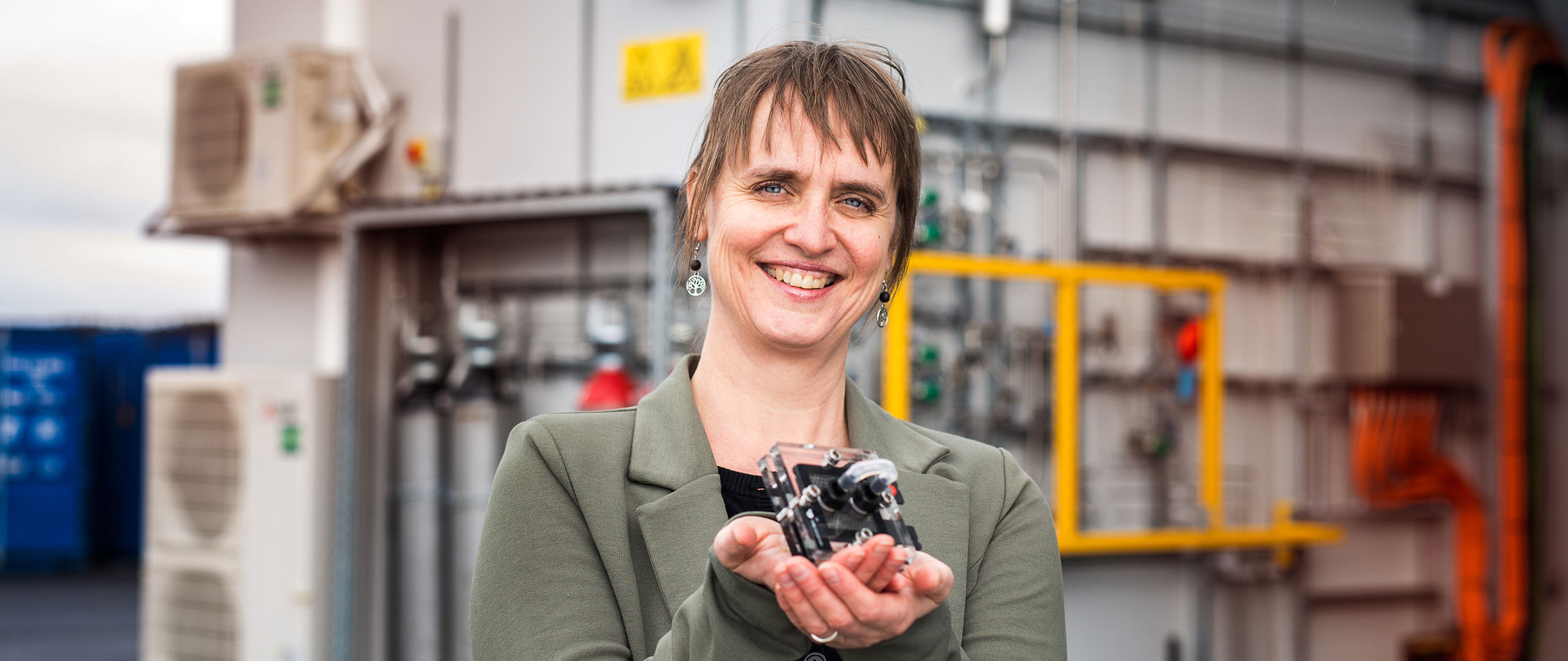 Førsteamanuensis Velaug Myrseth Oltedal ved CCB Energy/ H2 Production AS sitt hydrogenproduksjonsanlegg på Kollsnes. 